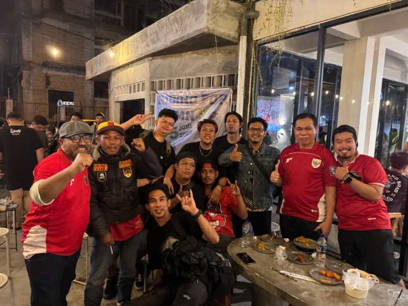 Euforia Bikers Pontianak dan warga Pontianak setelah menonton laga Timnas Indonesia vs China di salah satu cafe, Kamis (5/6/2025) malam.