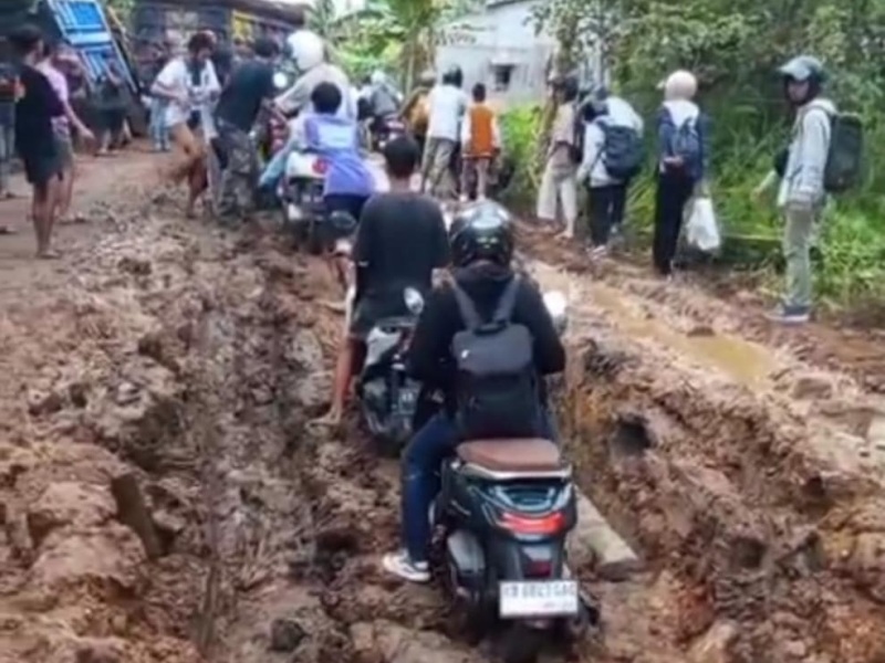 kondisi antrean panjang  akibat rusaknya jalan Provinsi Kalbar, di Kabupaten Kayong Utara. Lokasi tersebut tepatnya berada di Desa Pemangkat, Kecamatan Simpang Hilir.
