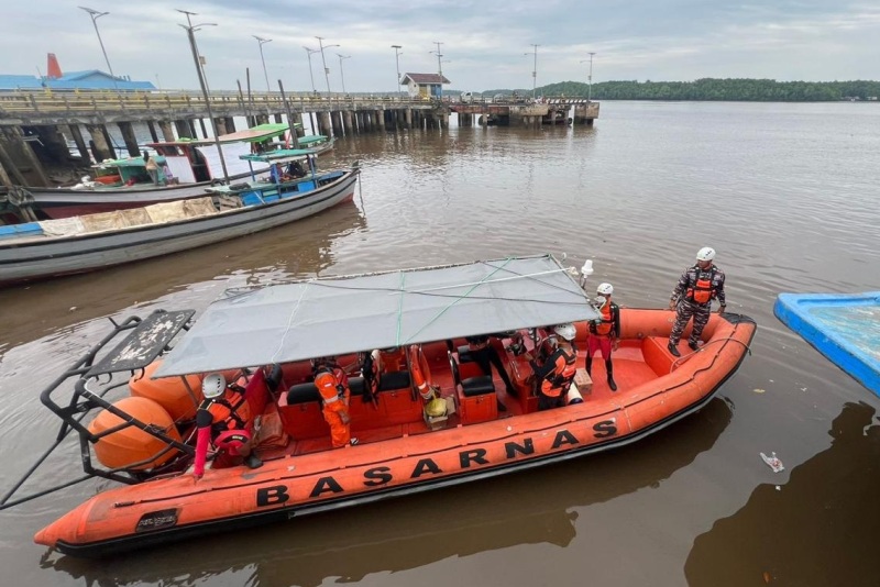 Tim gabungan Search and Rescue (SAR) Kayong Utara saat melakukan pencarian.
