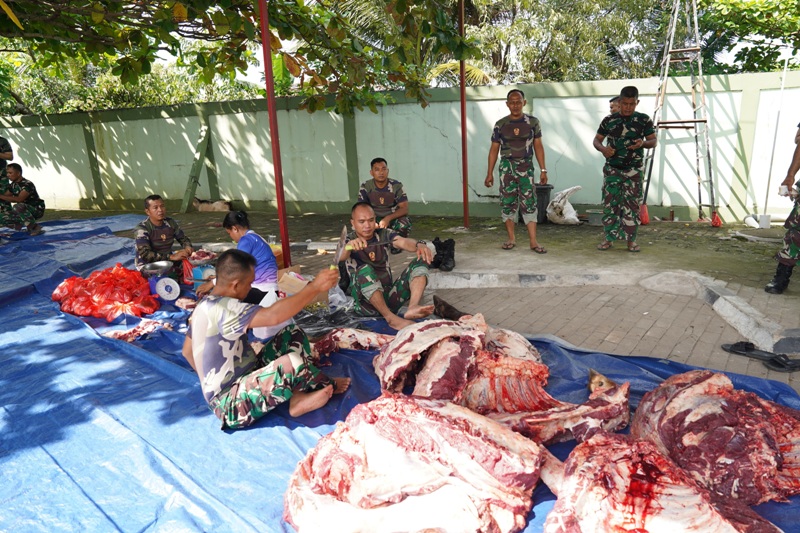 PEMOTONGAN KURBAN: Suasana pemotongan hewan kurban di Makodam XII/Tanjungpura, Jumat (6/6).