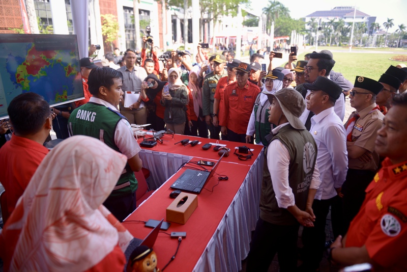 Menteri Kehutanan Raja Juli Antoni saat mengecek peralatan yang digunakan untuk pemadaman kebakaran hutan dan lahan (Karhutla) di halaman kantor Gubernur Kalimantan Barat.