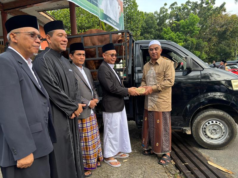 Wali Kota Pontianak Edi Rusdi Kamtono menyerahkan besek secara simbolis kepada panitia kurban untuk digunakan sebagai wadah daging kurban.