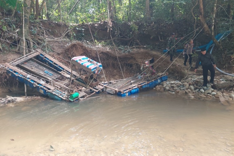 Polsek Empanang bersama Babinsa saat melakukan pengecekan aktivitas PETI di Sungai Empanang.