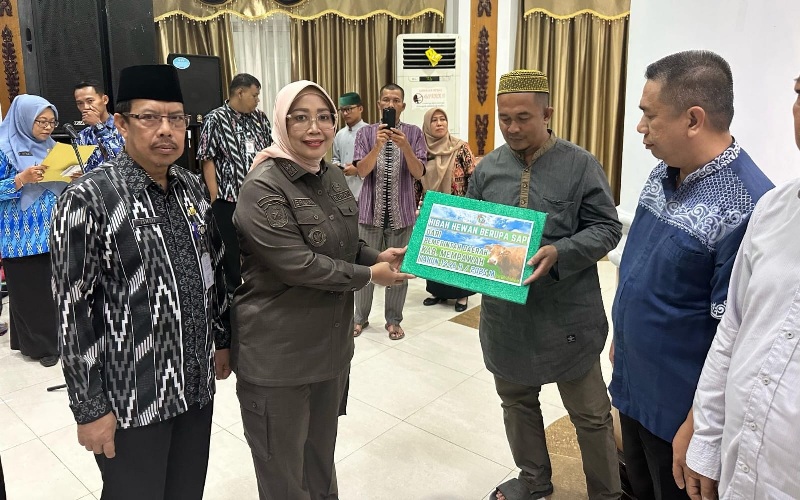 Bupati Erlina didampingi Sekda Ismail menyerahkan sapi kurban secara simbolis.