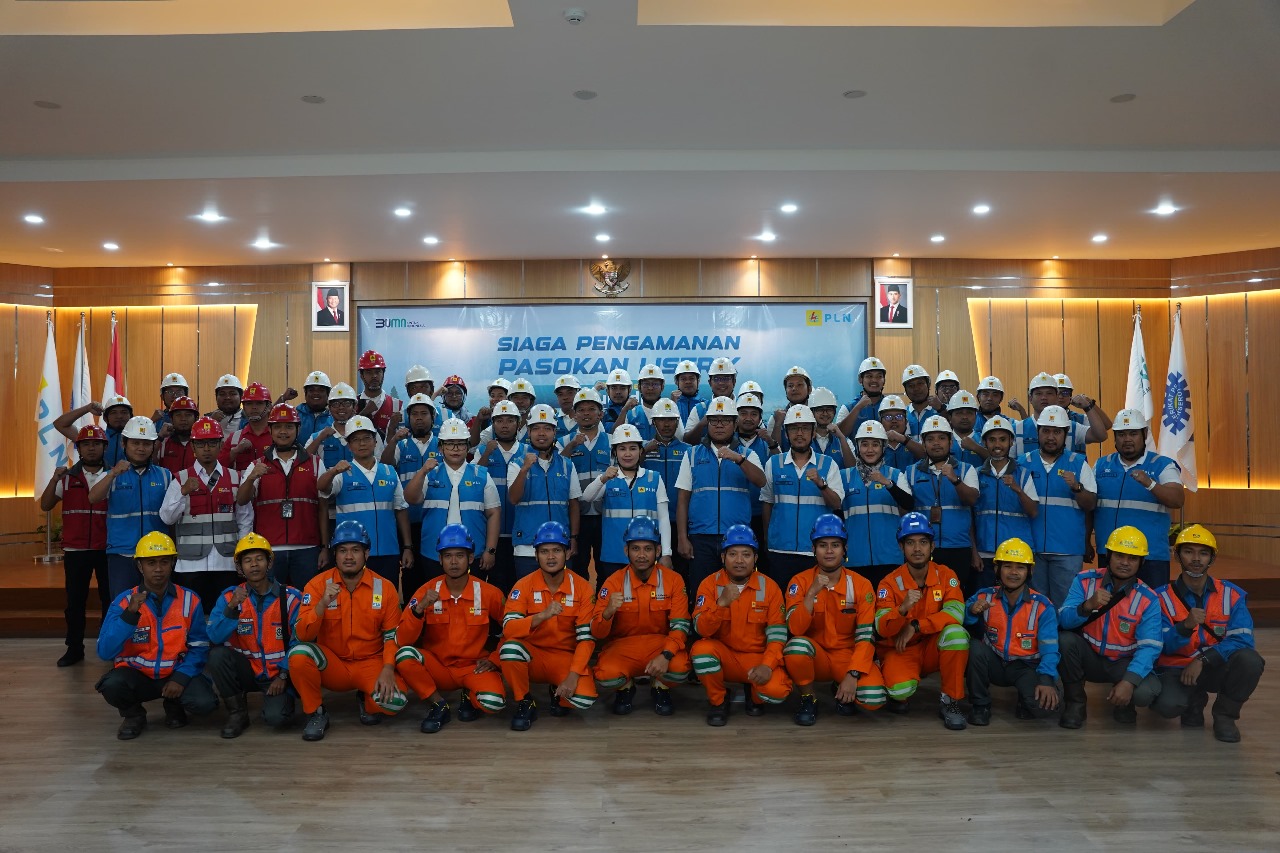 General Manager PLN UID Kalimantan Barat, Joice Lanny Wantania bersama peserta Apel Siaga PLN berfoto bersama di Aula PLN UP3 Pontianak.