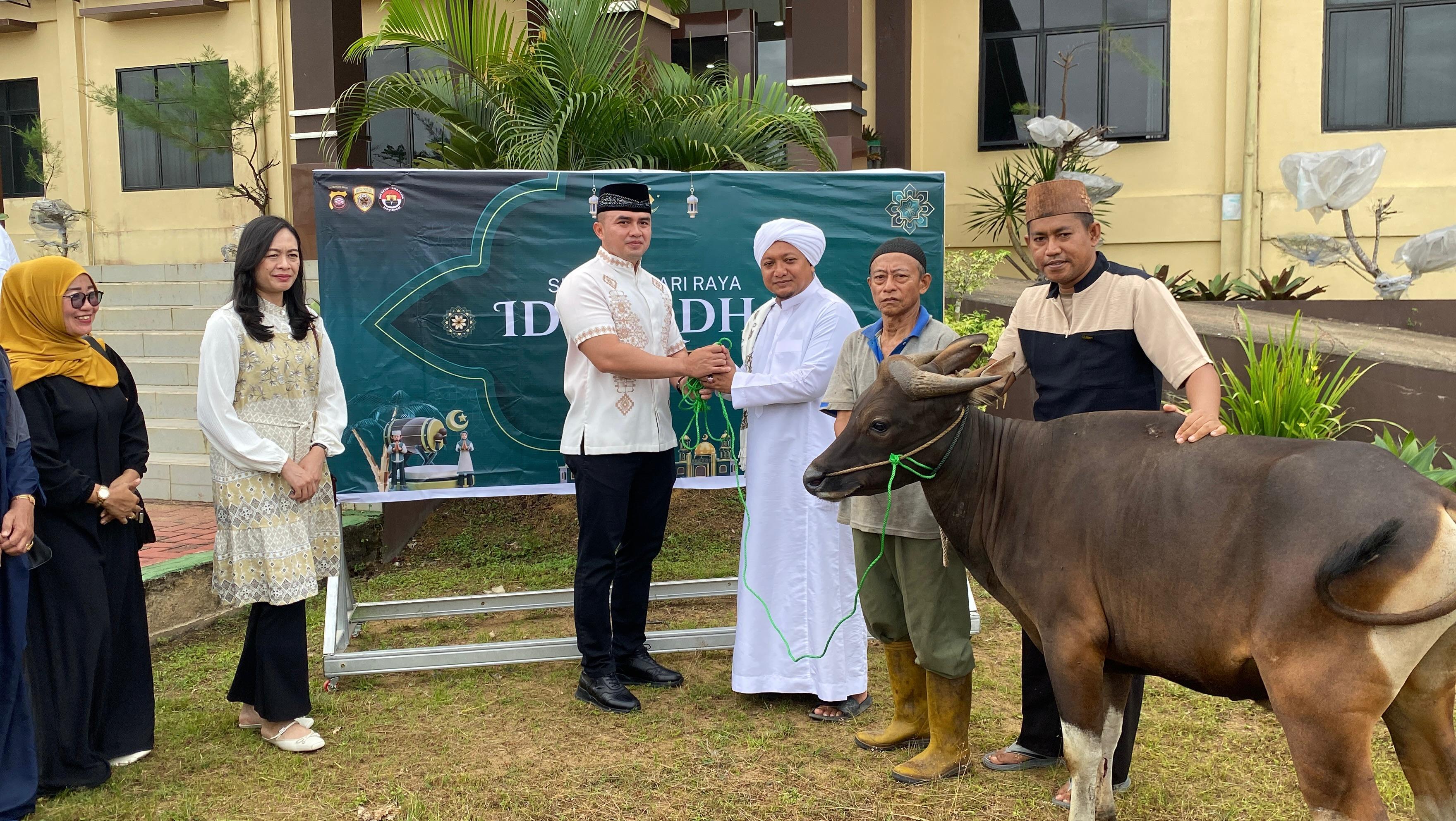 Kapolres Kubu Raya, AKBP Kadek Ary Mahardika, secara simbolis menyerahkan bantuan hewan kurban kepada tokoh agama Kubu Raya, Habib Toha Aljufri, Sabtu (7/6/2025), di halaman Mapolres Kubu Raya.