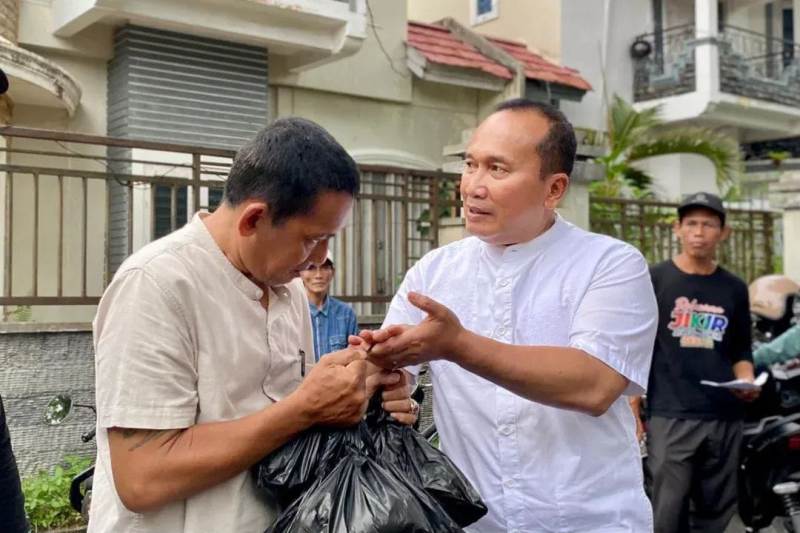 Bupati Kubu Raya, Sujiwo secara simbolis menyerahkan daging kurban bagi para pegawai honorer dan petugas kebersihan di lingkungan Pemerintah Kabupaten Kubu Raya.