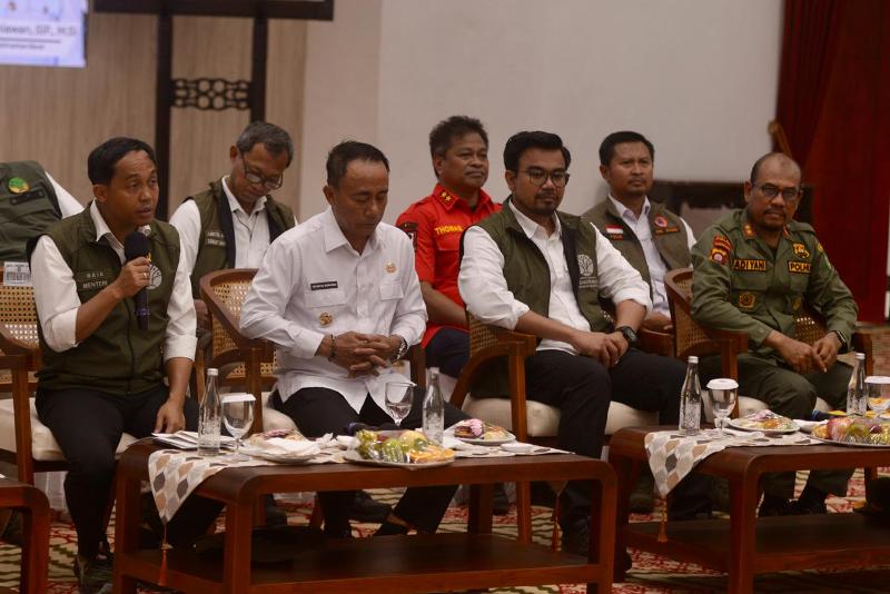 Menhut Raja Juli Antoni didampingi Wagub Kalbar Krisantus Kurniawan, Wamenhut Sulaiman Umar Sidiq, dan Kepala DLH Kalbar, Adi Yani, saat menggelar konfrensi pers.