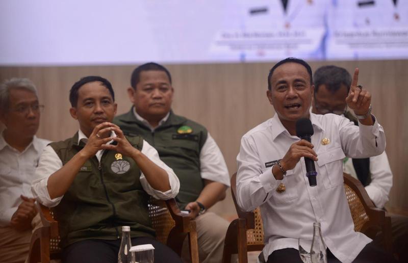 Menhut Raja Juli Antoni didampingi Wagub Kalbar Krisantus Kurniawan, Wamenhut Sulaiman Umar Sidiq, dan Kepala DLH Kalbar, Adi Yani, saat menggelar konfrensi pers.