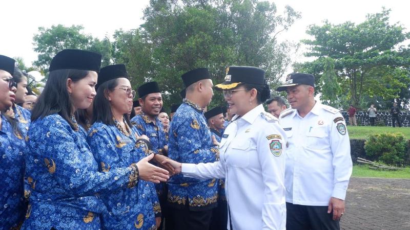 Bupati Landak Karolin Margret Natasa mengucapkan selamat usai mengambil sumpah dan pelantikan P3K di lingkungan Pemda Landak.