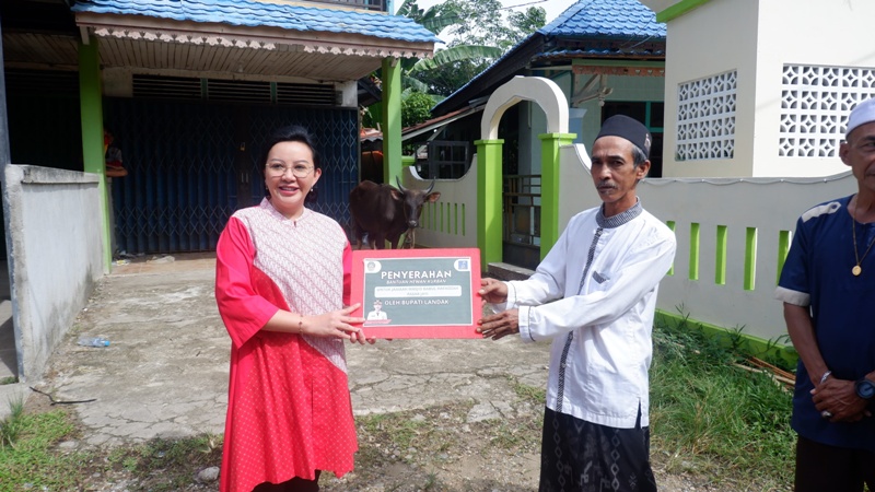 Bupati Landak Karolin Margret Natasa saat menyerahkan bantuan hewan kurban kepada pengurus masjid Babul Hafadzah di Kawasan Pasar Jati, Ngabang.