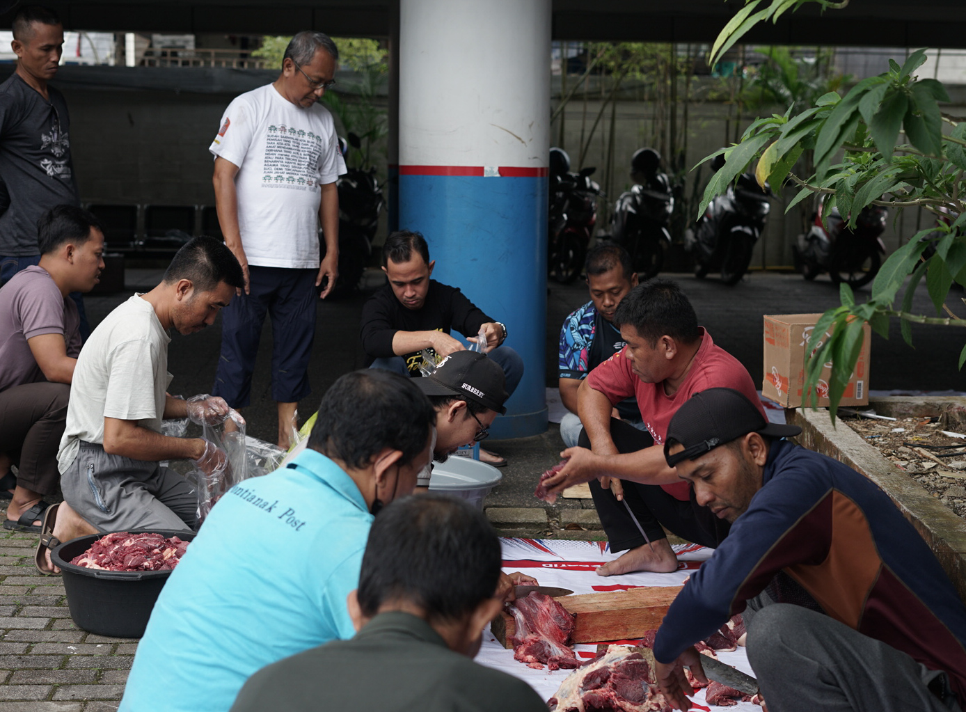 KURBAN: Karyawan Pontianak Post melakukan penyembelihan hewan kurban.