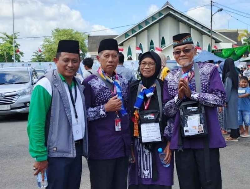Tarmizi (pertama dari kanan), jemaah haji asal Pontianak wafat di tanah Mina pada Sabtu (8/5/2025).