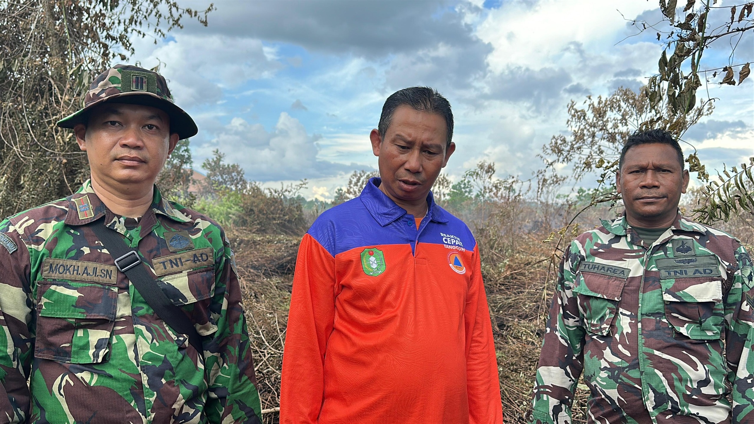 SAMPAIKAN KETERANGAN: Ketua Satgas Bencana BPBD Kalbar, Daniel (tengah) memberikan keterangan di lokasi kebakaran lahan di Desa Limbung, Kecamatan Sungai Raya, Kubu Raya, Sabtu (7/6).