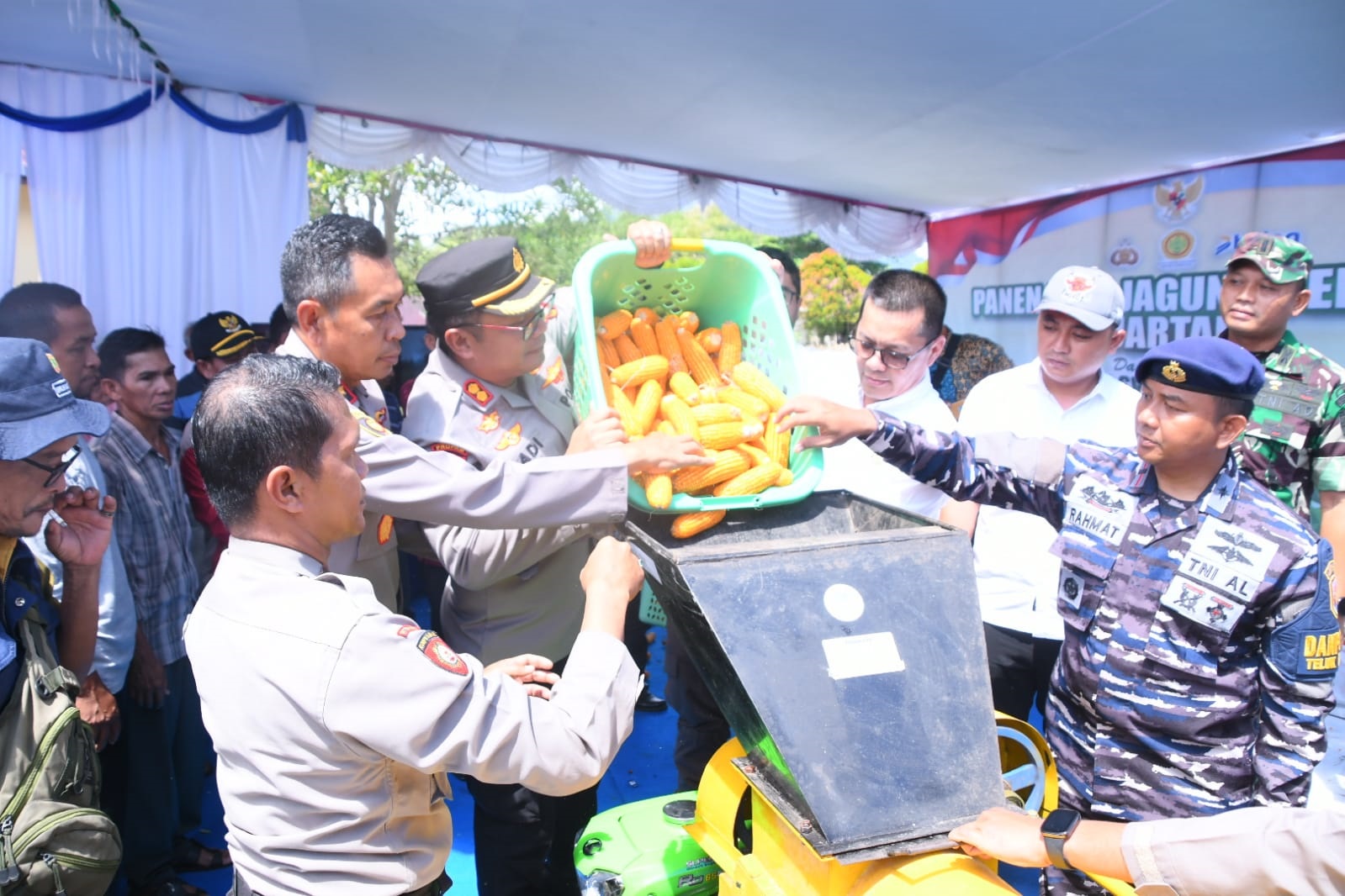 PANEN RAYA : Bupati Kayong Utara, Romi Wijaya,  mengikuti kegiatan Zoom Meeting Panen Raya Jagung Serentak Kuartal II.