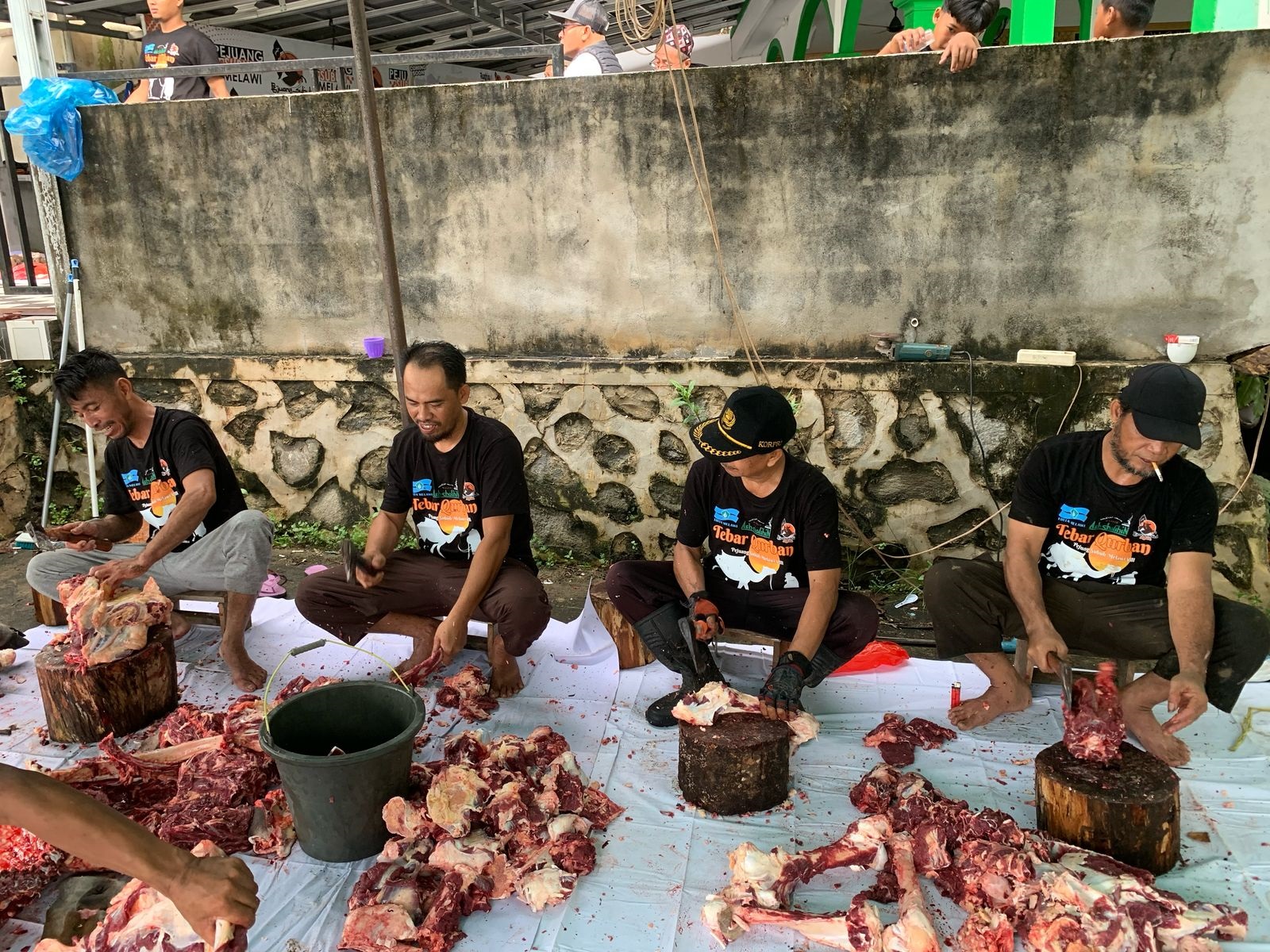 SALURKAN KURBAN: Komunitas Pejuang Subuh sedang memotong daging kurban untuk disalurkan kepada masyarakat sekitar di halaman Masjid Ash-Sholihin KM 4, Desa Kelakik, Kecamatan Nanga Pinoh, Sabtu (7/6).