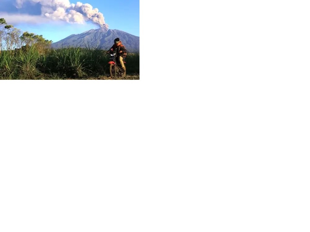 GUNUNG RAUNG: Warga melihat Gunung Raung yang meletus dari Desa Sumber Arum, Songgon, Banyuwangi, Jawa Timur.