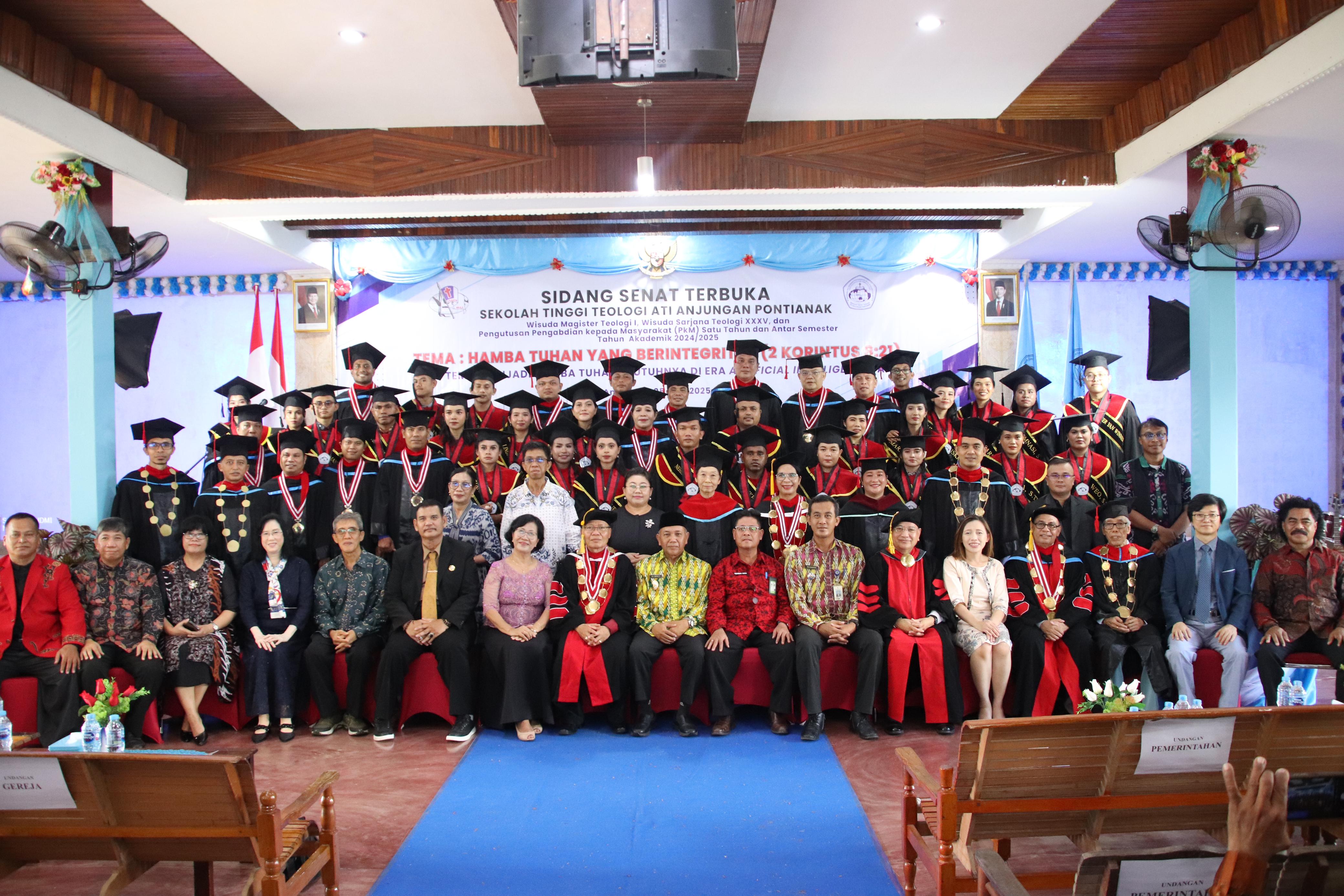 WISUDA: Wakil Bupati Mempawah Juli Suryadi Burdadi saat menghadiri acara Wisuda Magister Teologi I dan Wisuda Sarjana Teologi XXXV, di Sekolah Tinggi Teologi (STT) ATI Anjungan.