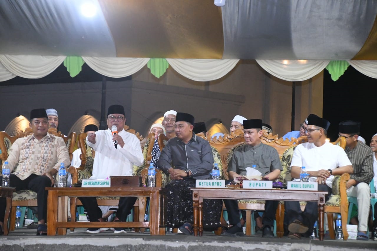 SAPA WARGA: Oesman Sapta Odang bersama Bupati Kayong Utara, Romi Wijaya dan Wakil Bupati Amru Chanwari menyapa ribuan masyarakat di kawasan Masjid Agung Oesman Al-Khair, Sukadana, Kamis malam (5/6).