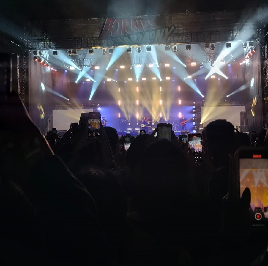 Bernadya tampil membawakan lagu "Untungnya, Hidup Harus Tetap Berjalan" dalam konser Borneo Harmony di Pontianak, Minggu malam (8/6).