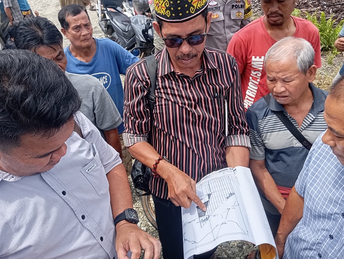 CEK: Masyarakat Desa Sibau Hilir saat mengecek lokasi hutan adat yang digarap PT BIA.