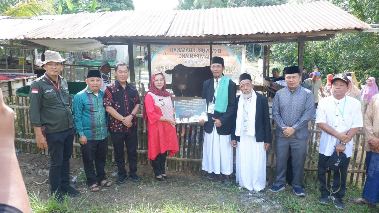 SERAHKAN: Bupati Landak saat menyerahkan hewan kurban bantuan Presiden RI di Dusun Riam Panjang. Sapi jenis Limousin itu diserahkan kepada pengurus Masjid Nurul Hasanah.