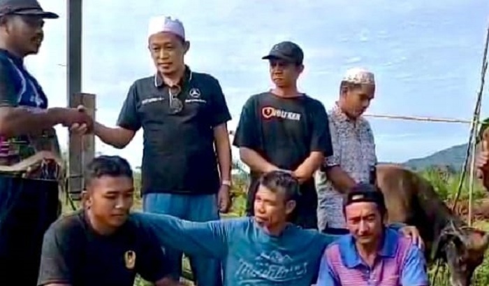 POTONG HEWAN KURBAN: Anggota DPRD Kalimantan Barat dari partai Nasdem saat saksikan pemotongan hewan kurban di halaman Masjid Hijrah As Subhan.