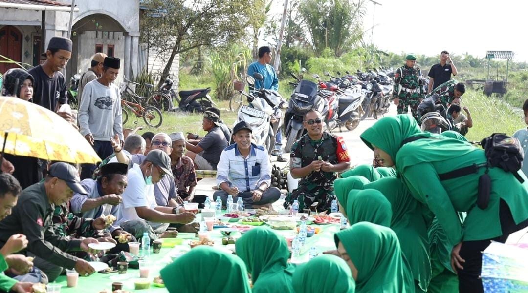 SELAMATAN: Dandim bersama warga menggelar selamatan jalan baru hasil TMMD.