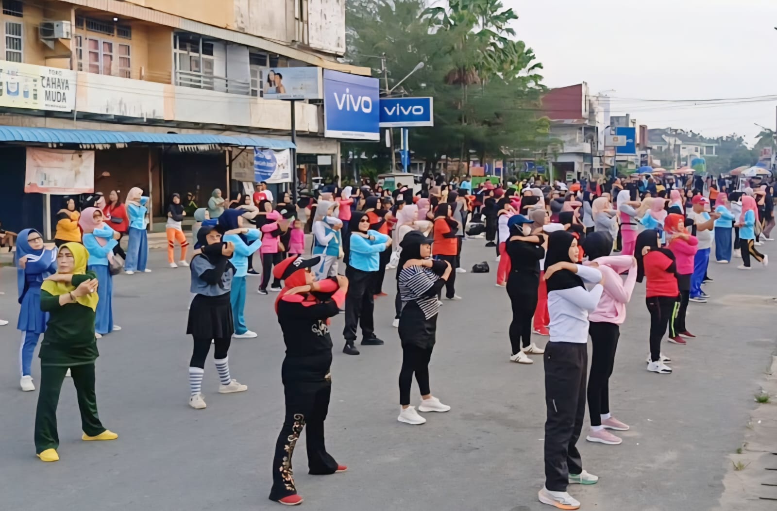 SEHAT: Warga mengikuti senam sehat di area Car Free Day Mempawah.