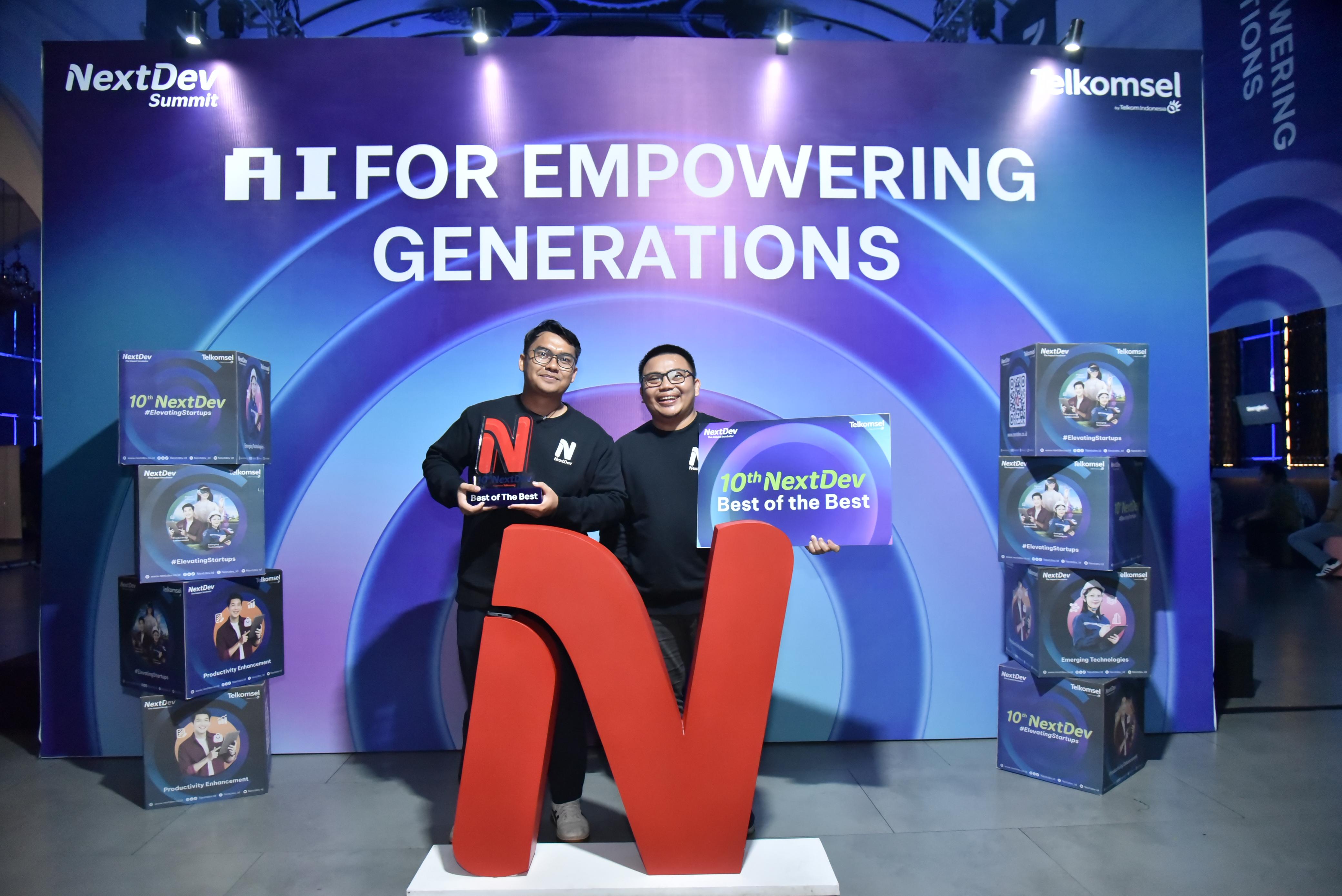 MENANG: Pendiri Luar Kampus (luarkampus.id), Ageng (kiri) dan Ikhwan saat berpartisipasi dalam ajang NextDev Telkomsel 2025 sekaligus memenangi Best of The Best Startup.