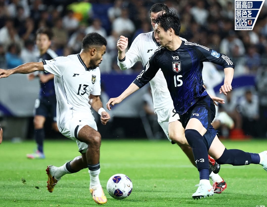 Pemain Timnas Indonesia Yance Sayuri (kiri) mencoba menghalau pemain Jepang Kamada (kanan) dalam laga kualifikasi Piala Dunia 2026 Zona Asia di Panasonic Stadium Suita, Selasa (10/6/2025).