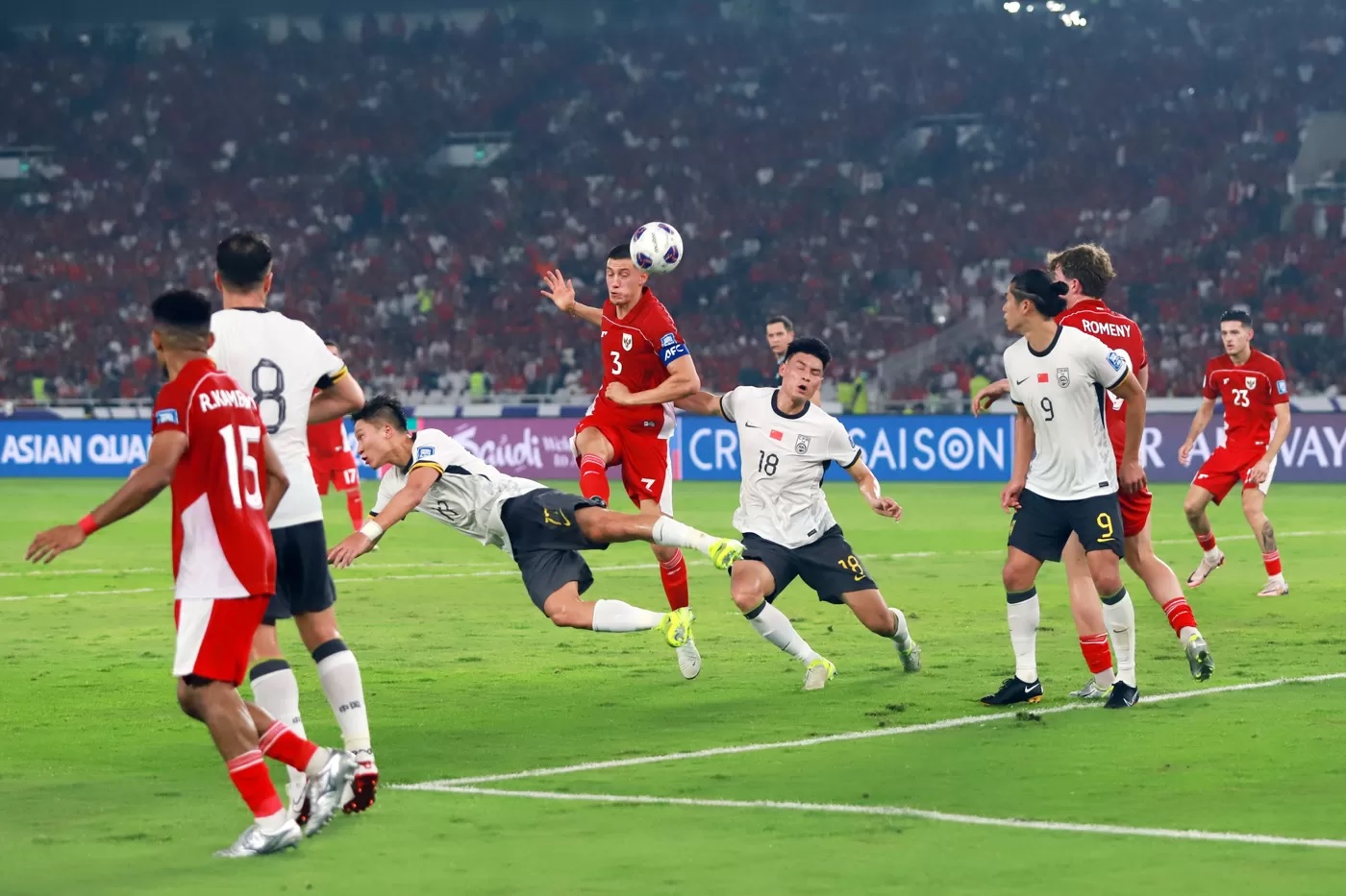 BEREBUT BOLA: Kapten Timnas Indonesia Jay Idez berebut bola dengan para pemain China pada pertandingan Kualifikasi Piala Dunia 2026 putaran ketiga Grup C di Stadion GBK, Jakarta, Kamis (5/6).