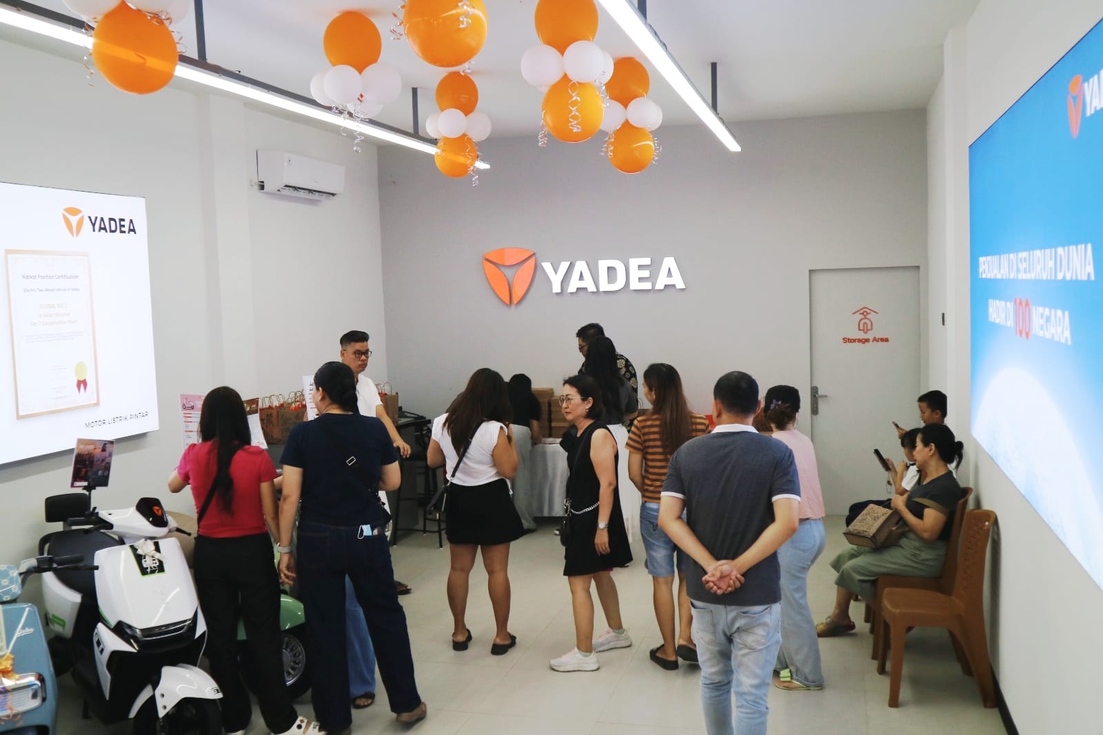 Pengunjung melihat langsung deretan tipe motor listrik Yadea dalam soft opening Yadea Singkawang.