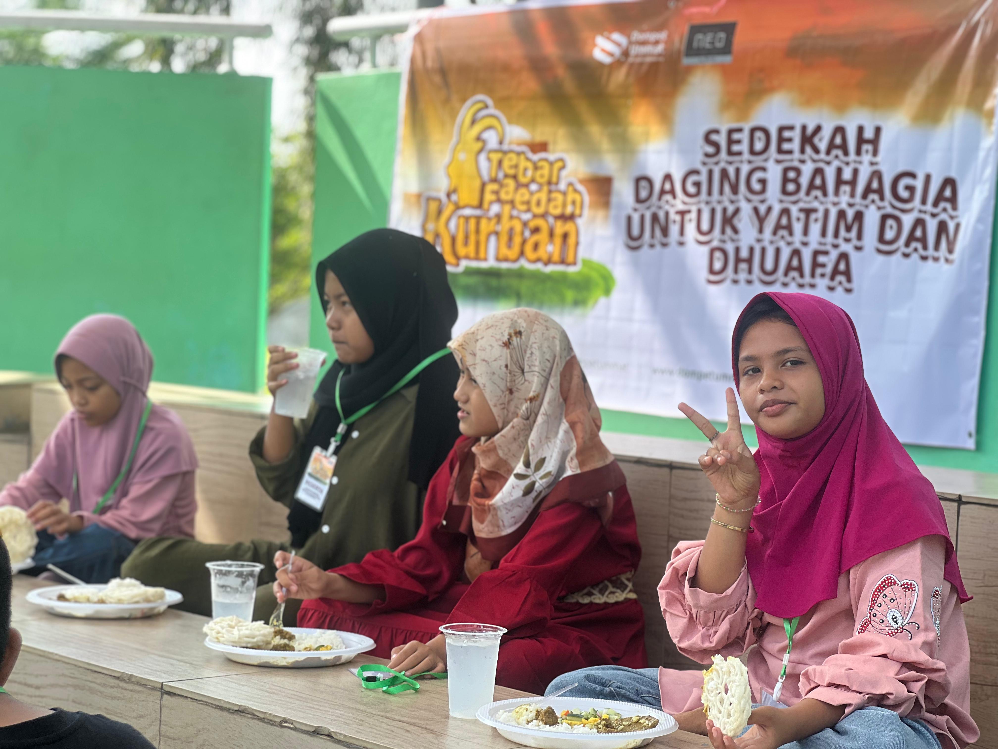 MAKAN BERSAMA: Potret anak yang mengikuti open cooking yang diselenggarakan Dompet Ummat bersama Hotel Neo Pontianak.