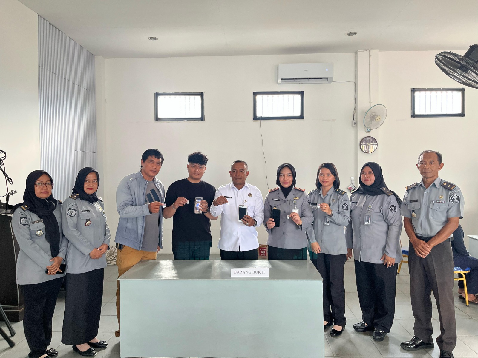 Petugas Lapas perempuan Pontianak saat tunjukkan barang bukti sabu yang diselundupkan dalam pembalut (10/6)