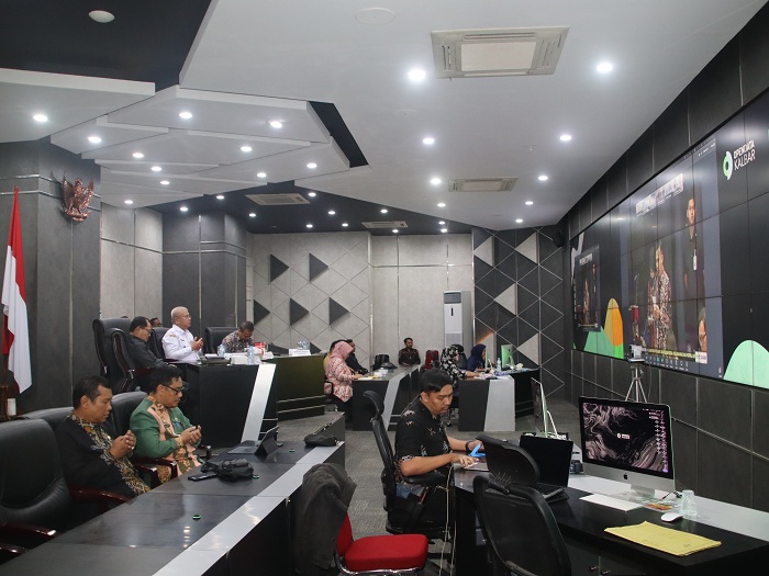 ZOOM MEETING: Sekda Kalbar Harisson mengikuti Zoom Meeting Launching Pos Bantuan Hukum Desa/dan Portal Informasi Bantuan Hukum di Ruang Data Analitik Kantor Gubernur Kalimantan Barat.