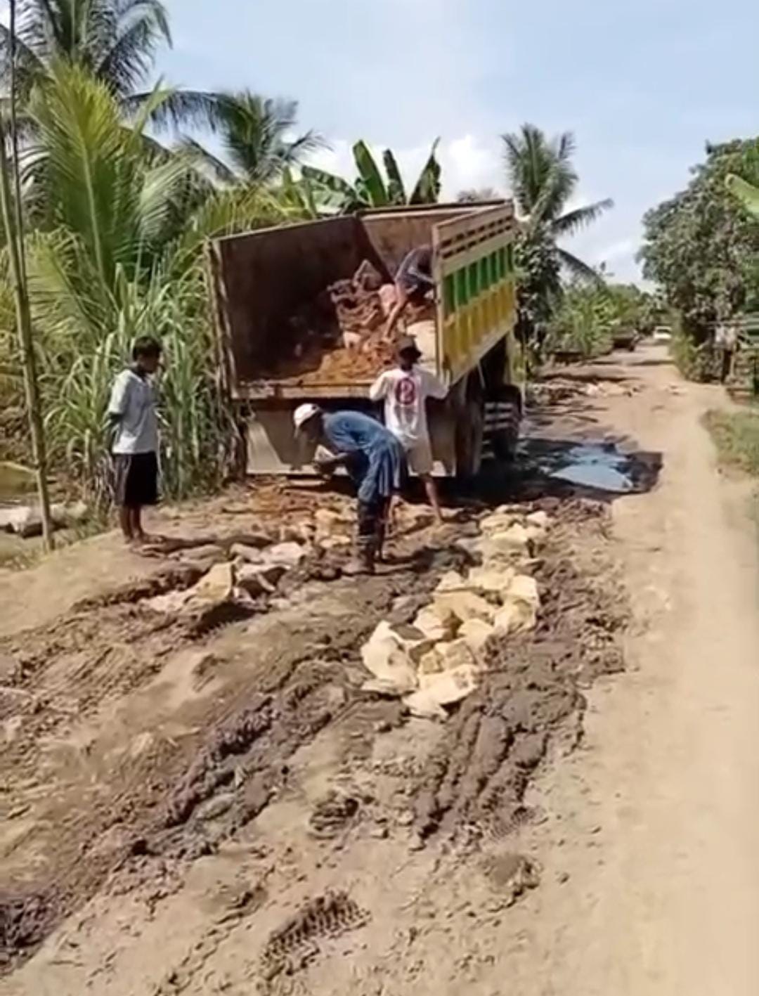 SWADAYA: Bakti sosial dengan menimbun jalan rusak di beberapa titik wilayah Kecamatan Seponti, Kabupaten Kayong Utara.