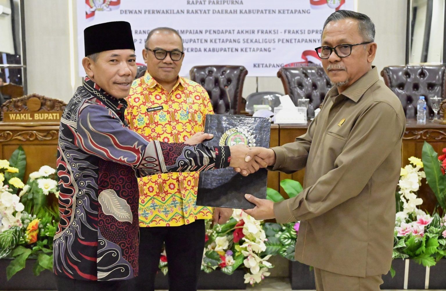 SAHKAN PERDA: Wakil Ketua DPRD Ketapang, Mathoji, menyerahkan keputusan DPRD kepada Wabup Ketapang, Jamhuri Amir, Kamis (5/6).