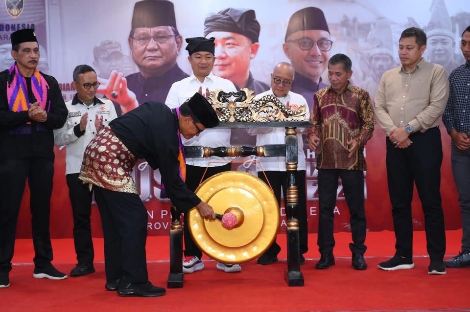 BUKA MUSPROV: Wakil Ketua Umum PB IPSI, Laksda (Purn) Djayen Tirto Sudarsono, memukul gong sebagai tanda dibukanya Musprov IPSI IX Kalbar di Ketapang Senin (9/6) malam.