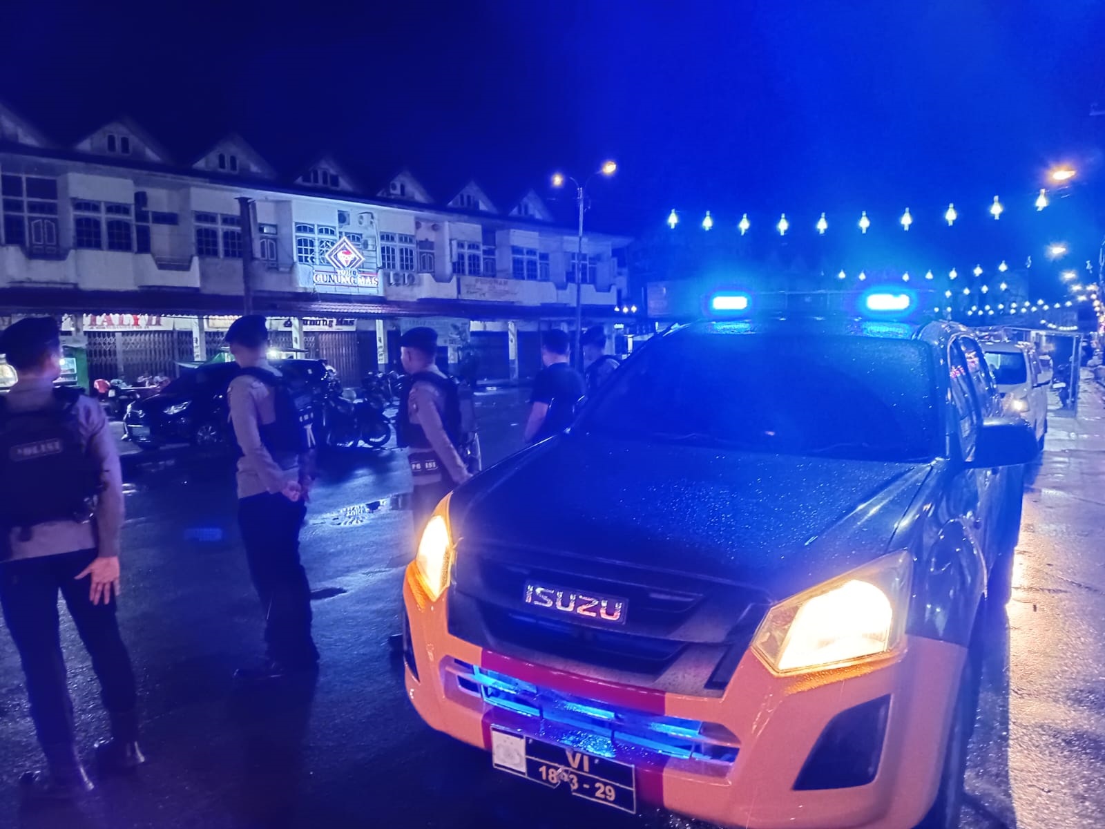 JAGA KAMTIBMAS: Kegiatan patroli skala besar yang dilaksanakan Polres Sambas di sejumlah titik.