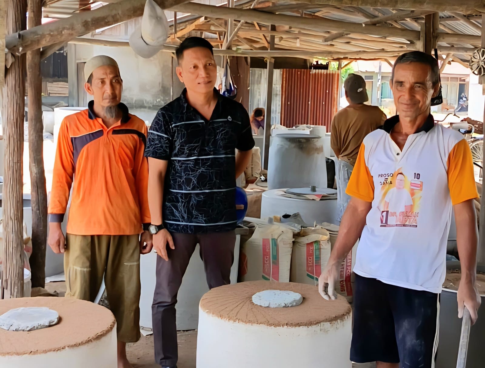 PENGRAJIN: Anggota DPRD Kabupaten Mempawah, Razali, mengunjungi pengrajin gentong semen.