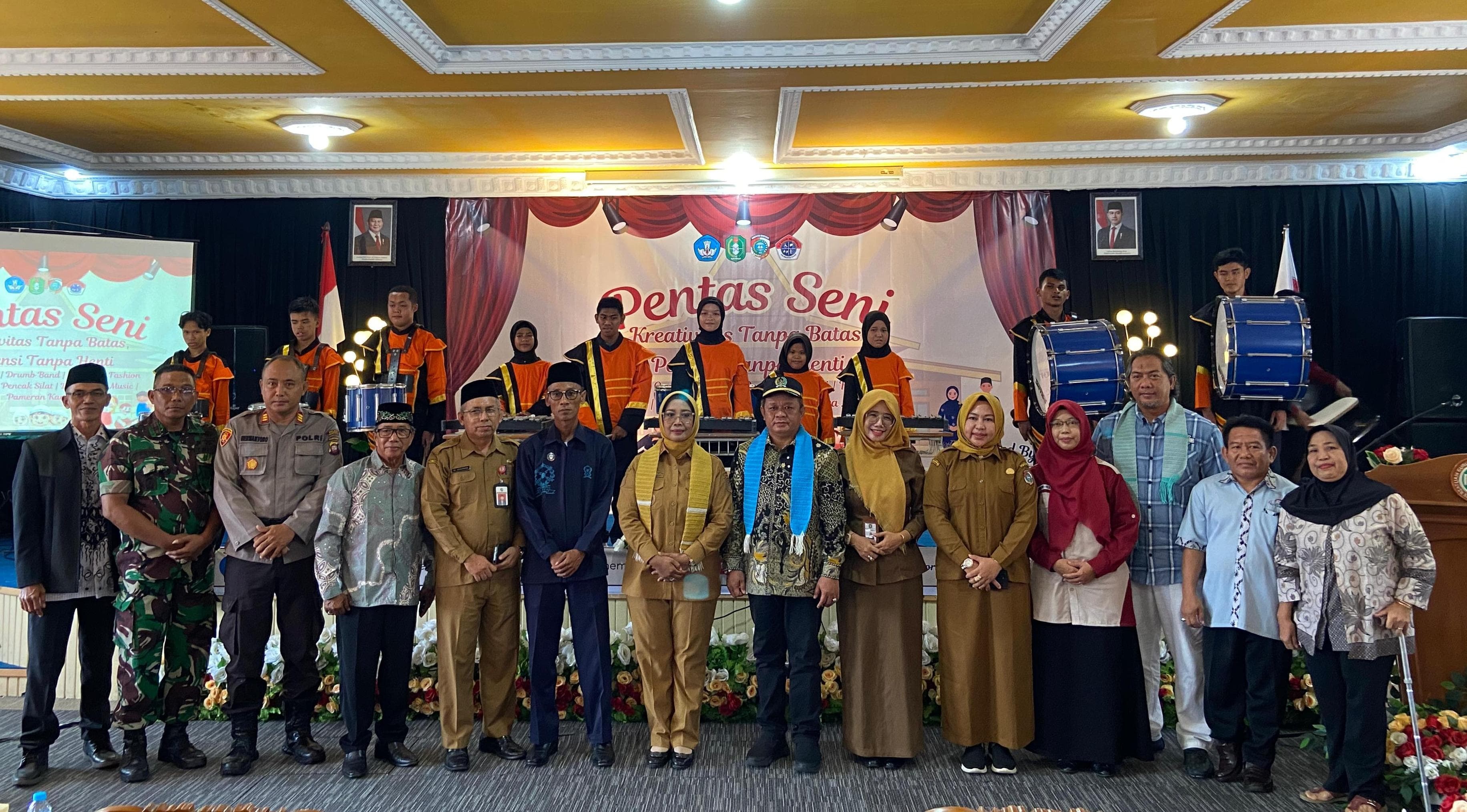 PENTAS: Bupati Mempawah beserta Forkopimda dan tamu undangan mengakhiri gelar pentas seni SLB.