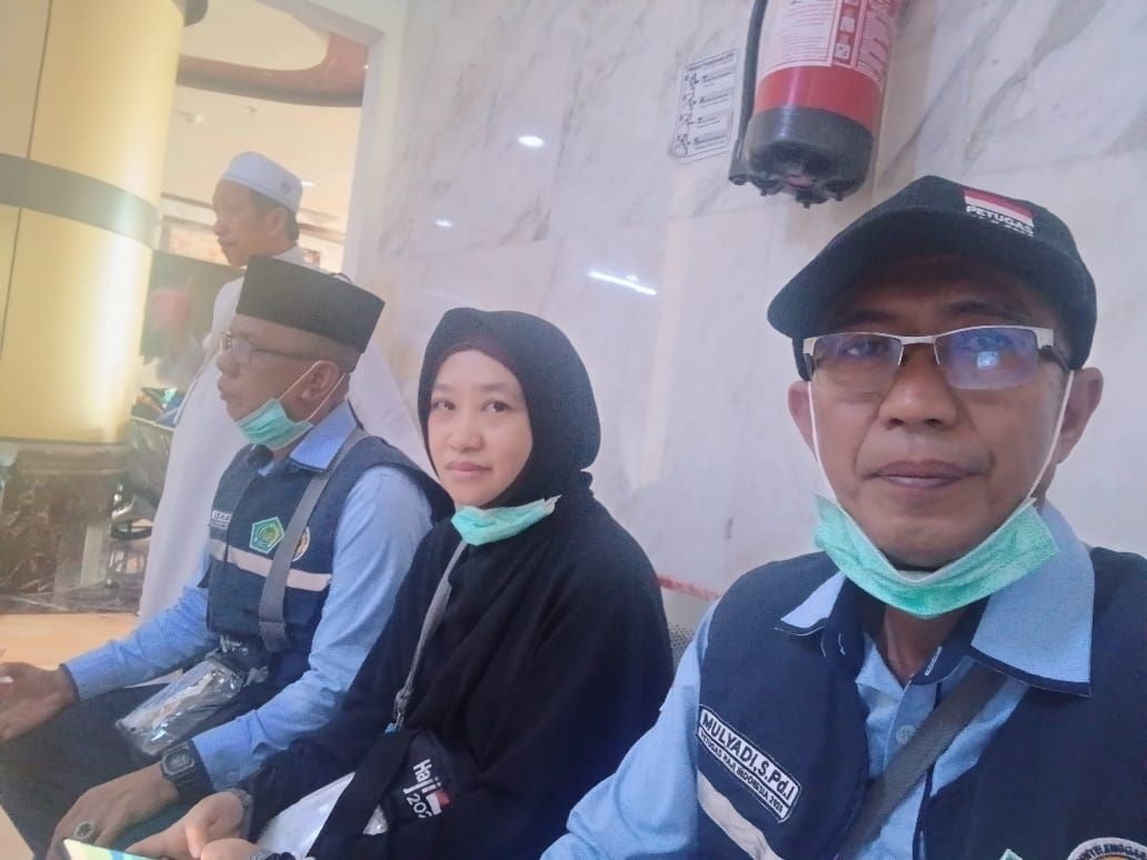 PROSES ADMINISTRASI: PHD Mempawah, Mulyadi bersama Hj Fatmawati (anak almarhumah) sedang mengurus proses administrasi rumah sakit di Mekkah.