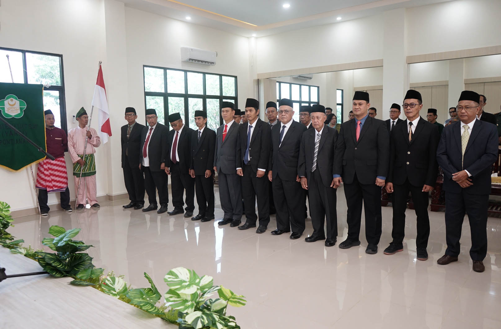 1. DILANTIK: Jajaran Pengurus dan Dewan Pengawas  Yayasan Rumah Sakit Islam (YARSI) Pontianak masa bhakti 2025&ndash;2030 saat dilantik.
