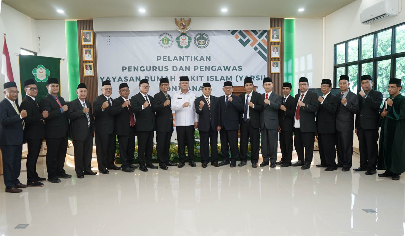 2. DIABADIKAN : Sekretaris Daerah Provinsi Kalbar, dr. H. Harisson, M.Kes berfoto bersama Pengurus dan Dewan Pengawas  Yayasan Rumah Sakit Islam (YARSI) Pontianak masa bhakti 2025&ndash;2030.