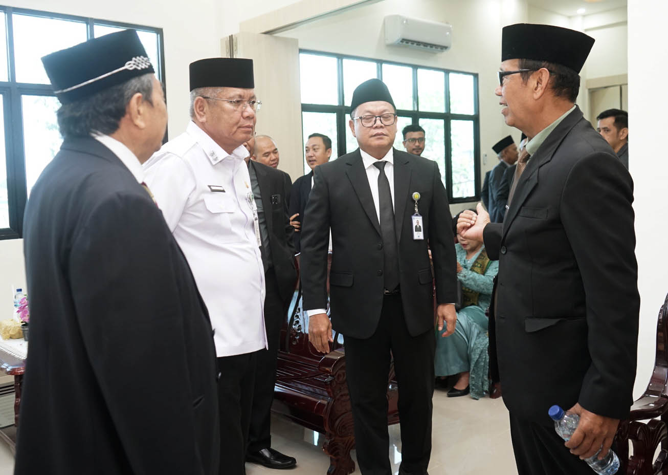 BINCANG: Sekretaris Daerah Provinsi Kalbar, dr. H. Harisson, M.Kes berbincang bersama ketua Yayasan Yarsi Pontianak, Kombes Pol (Purn) Suhadi SW