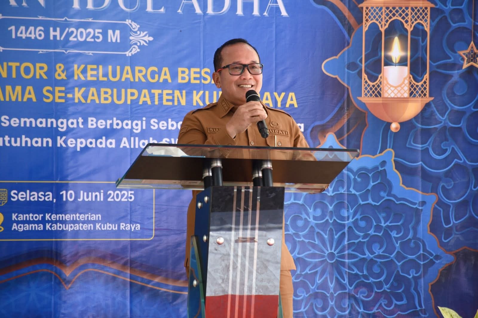 ARAHAN: Bupati Kubu Raya, Sujiwo, saat memberikan arahan dalam kegiatan Pembinaan ASN di lingkungan Kantor Kemenag Kubu Raya, Selasa (9/6).