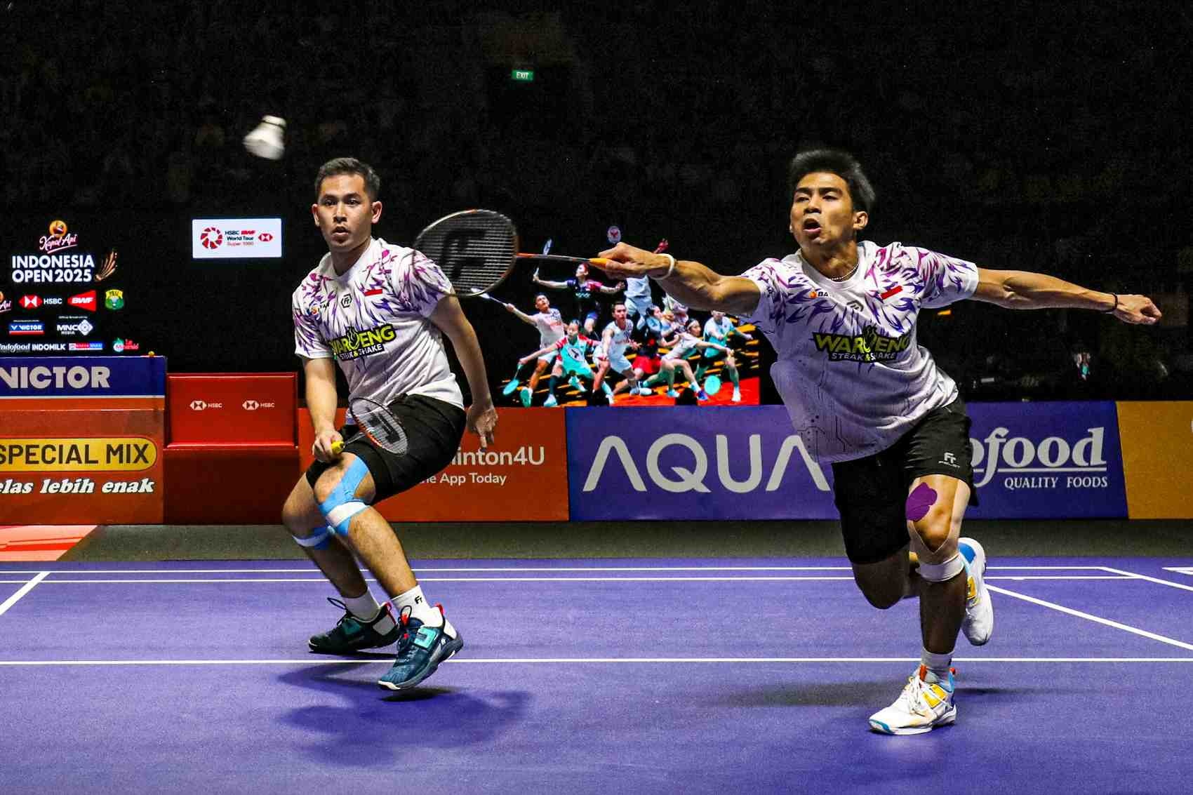 TAK LAGI DI PELATNAS: Sabar Karyaman Gutama/M Reza Pahlevi dalam final ganda putra Indonesia Open 2025 di Istora Senayan, Jakarta (8/6).