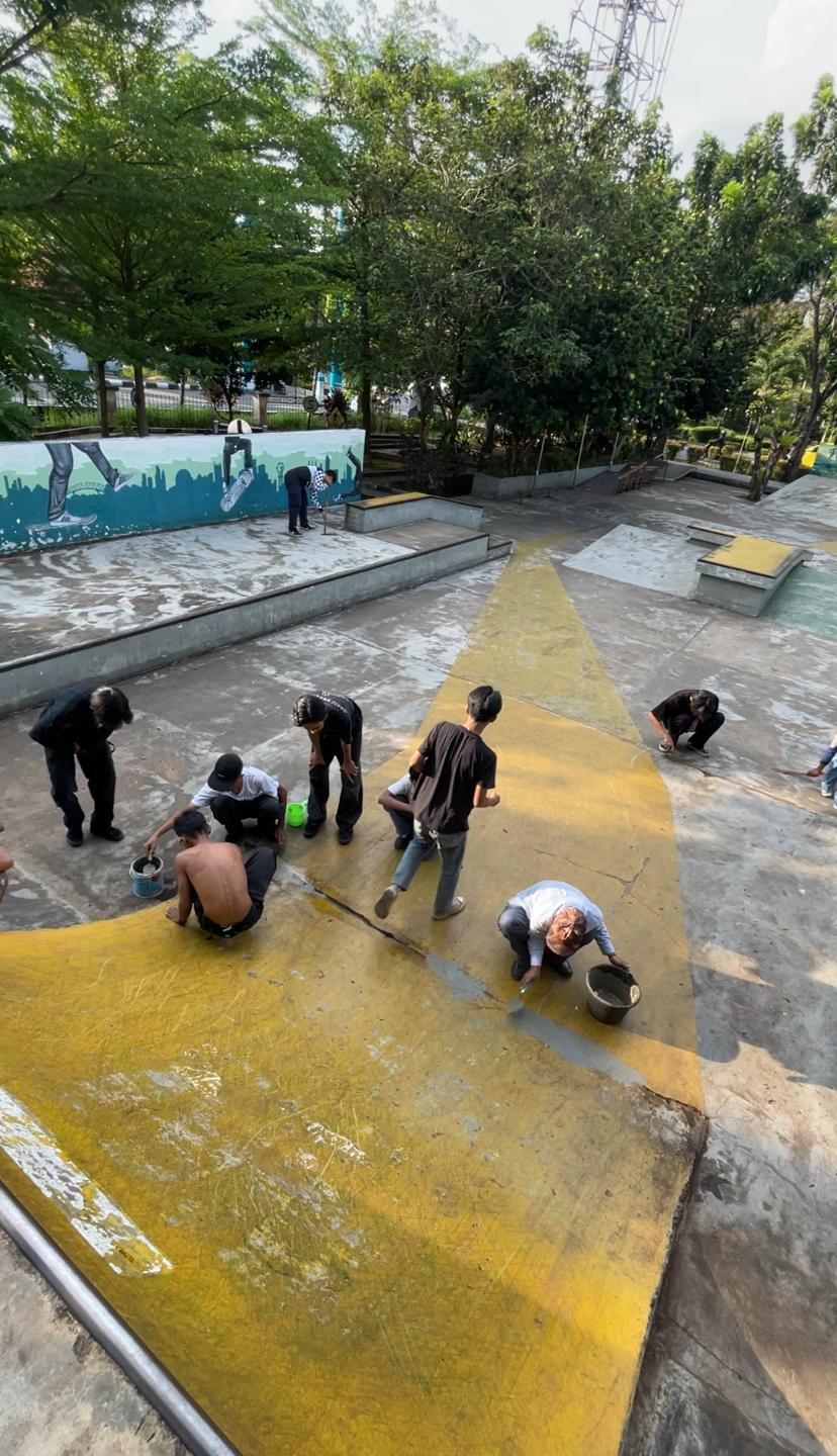 SWADAYA: Sambut Skateboarding Day 2025, para skateboarder kompak perbaiki skatepark secara swadaya, Senin (9/6).