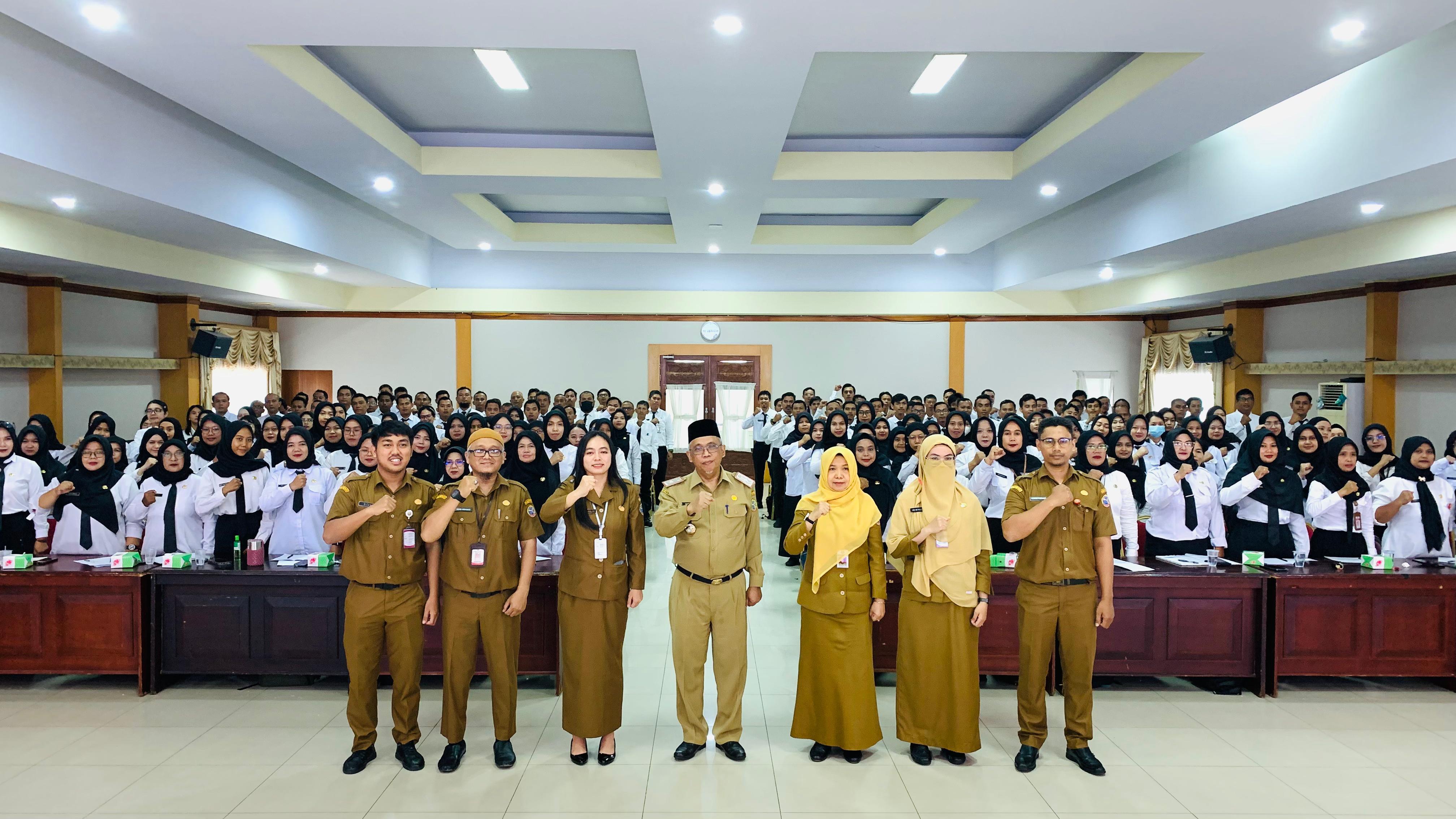 ORIENTASI: PPPK peserta orientasi berfoto bersama Sekretaris Daerah Kota Pontianak Amirullah.